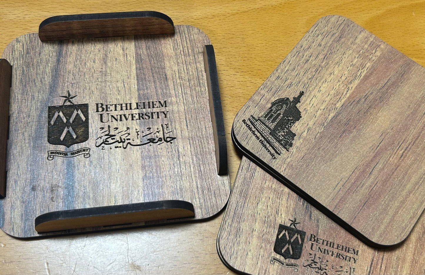 طقم كوستر من خشب الزيتون المنقوش لجامعة بيت لحم (مع قاعدة)